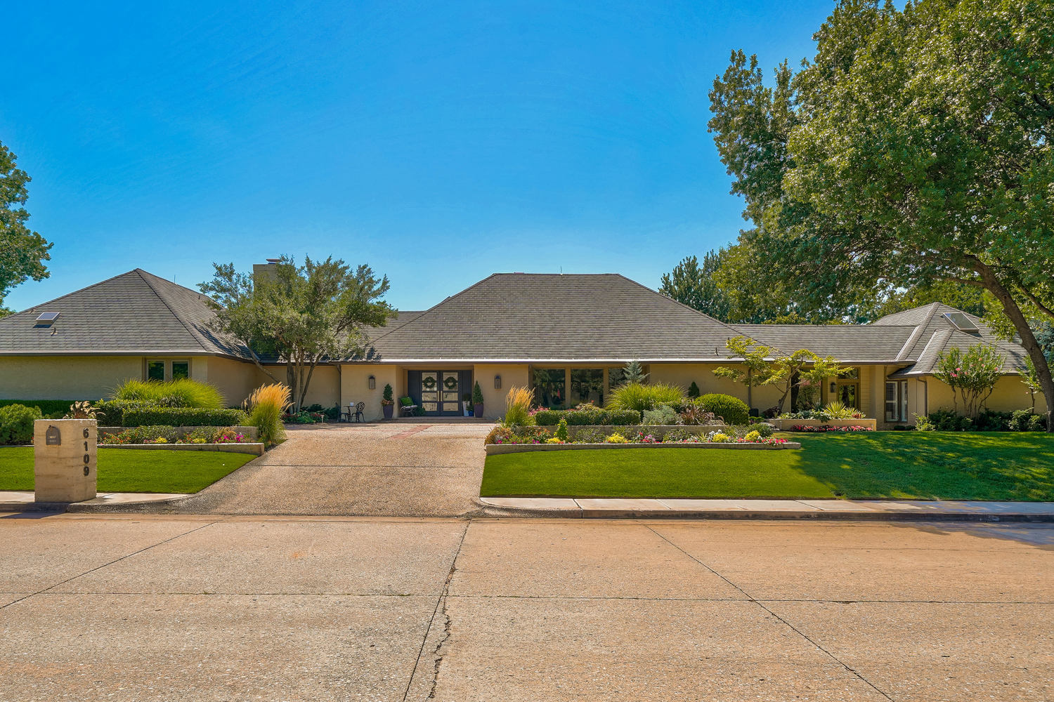 6109 Oak Tree Road Edmond, Oklahoma 73025 Nested Tours